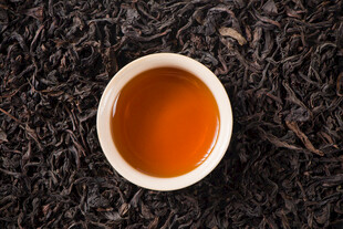 茶汤与散落茶叶