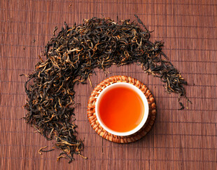 茶汤与散落茶叶