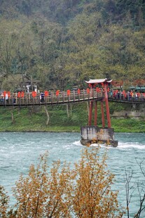 桥上人群与山水风光