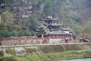 古雅庙宇依山傍水之景