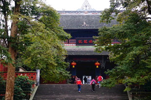 古寺前的游客身影