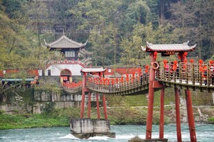 古色古香的水上廊桥景观