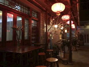 古雅中式酒馆夜景