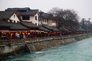 都江堰畔古建临河美景