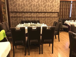 优雅餐厅内的桌椅布置