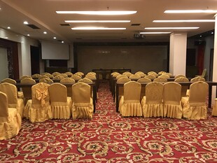 豪华宴会厅内的整齐座椅