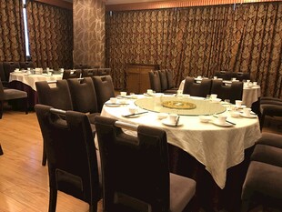 典雅餐厅内的精致餐桌布置