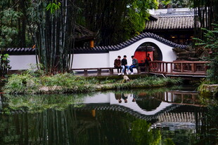 中式园林湖畔景致