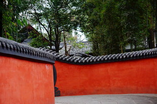 红墙绿树间的中式景致