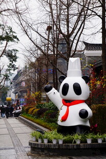 街道边的可爱熊猫雕塑