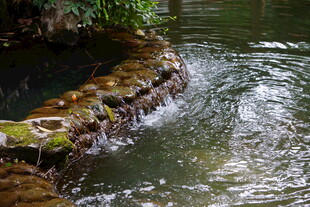 潺潺溪流中的石砌水道