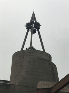 独特星形雕塑立于建筑上