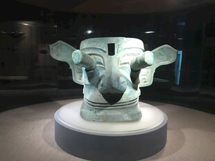 青铜面具文物展示