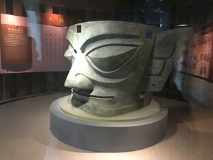 神秘古蜀青铜面具展示
