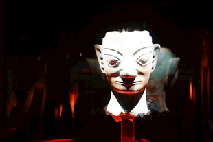 诡异白色面具雕塑