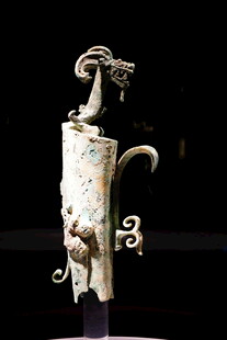 青铜神兽形器物