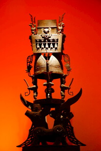 神秘古老青铜神兽雕塑