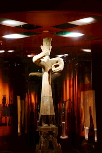 神秘古蜀青铜立人像