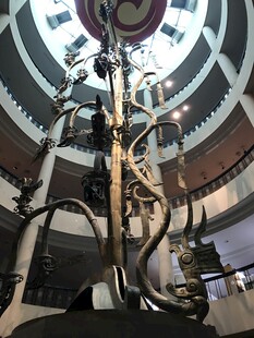 华丽复古吊灯于精美大厅