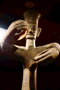 古蜀青铜人像手部特写