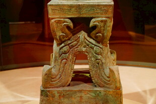 古朴雕花青铜器座