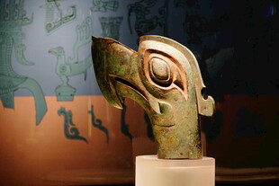 青铜鸟形面具文物展示