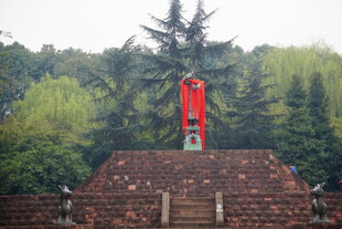 屋顶上的红色电话亭