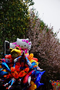 街头多彩卡通造型气球摊