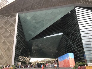 博物馆前热闹场景