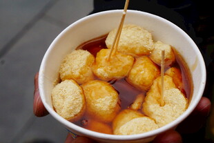 美味鱼丸浸泡在汤汁中