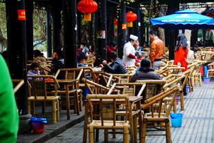 古街中式茶座热闹场景