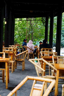 古亭内的休闲桌椅场景