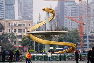 城市中金色螺旋雕塑景观