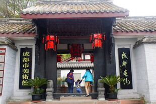 中式古建门前的游客身影