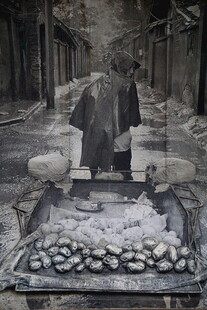 街头烤制食物的传统场景