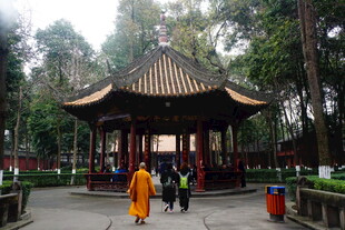 古亭边的僧人与行人