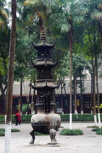 古寺前的多层香炉景观