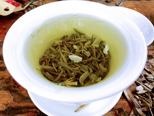 杯中嫩绿茶叶