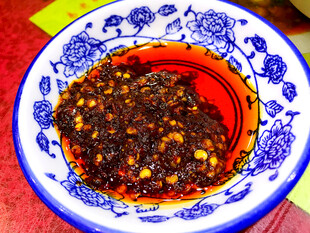 传统青花瓷碗中的辣椒酱