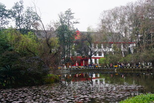 湖畔中式建筑风景如画