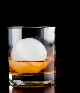 威士忌中的冰球