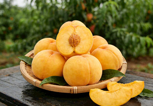 黄桃堆叠在木盘上