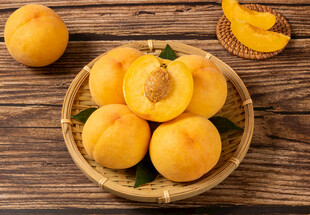 竹篮中的新鲜黄桃