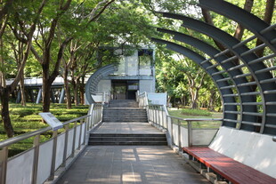 公园中别致的拱形步道景观