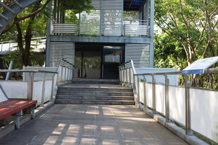 老旧楼道入口场景