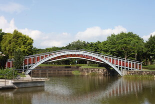 湖上拱桥风景如画