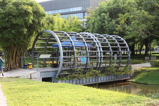 现代金属拱形绿植景观桥