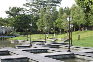 户外木质平台与园林景致