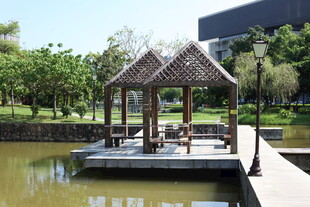 湖畔木质凉亭景观