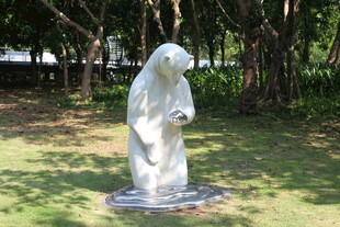 户外北极熊雕塑